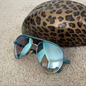GUESS  aviator Sunglasses